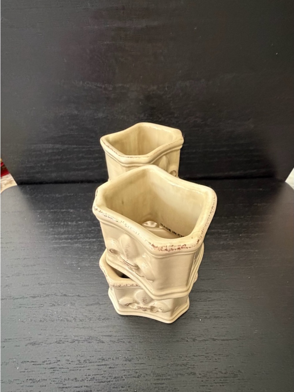 Artimino Beige Fleur-de-Lis Ceramic set of 4 napkin rings - Picture 9 of 12
